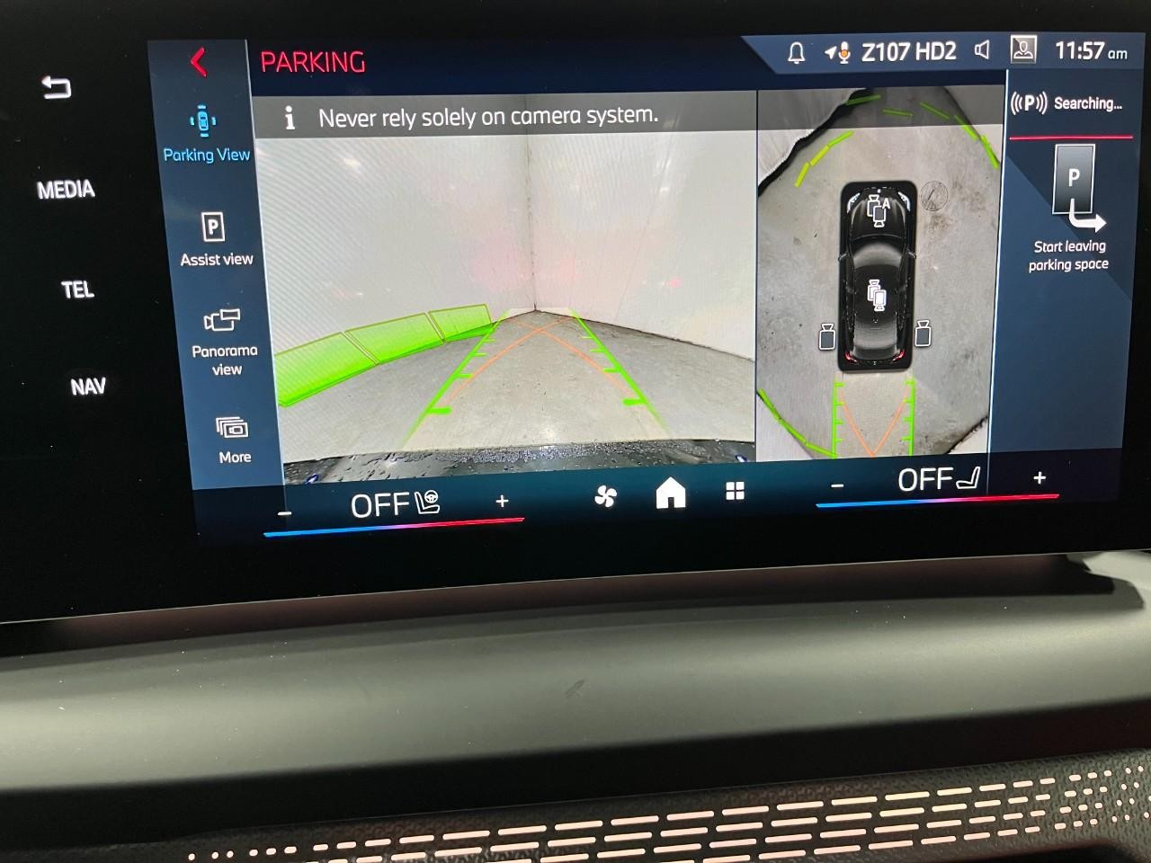 BMW 2 Series Vehicle Full-screen Gallery Image 26