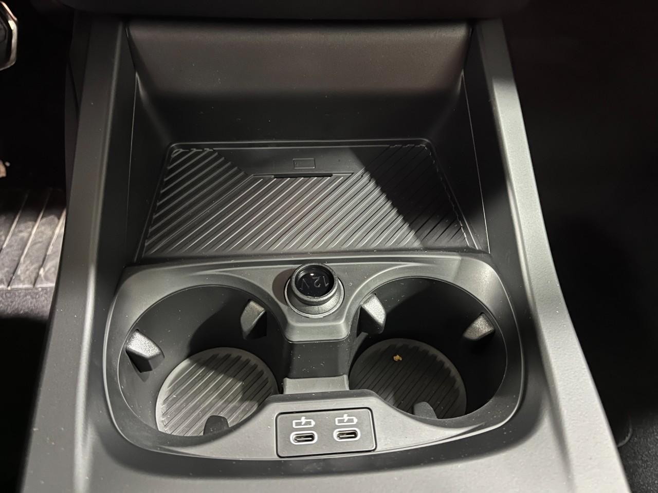 BMW 2 Series Vehicle Full-screen Gallery Image 27