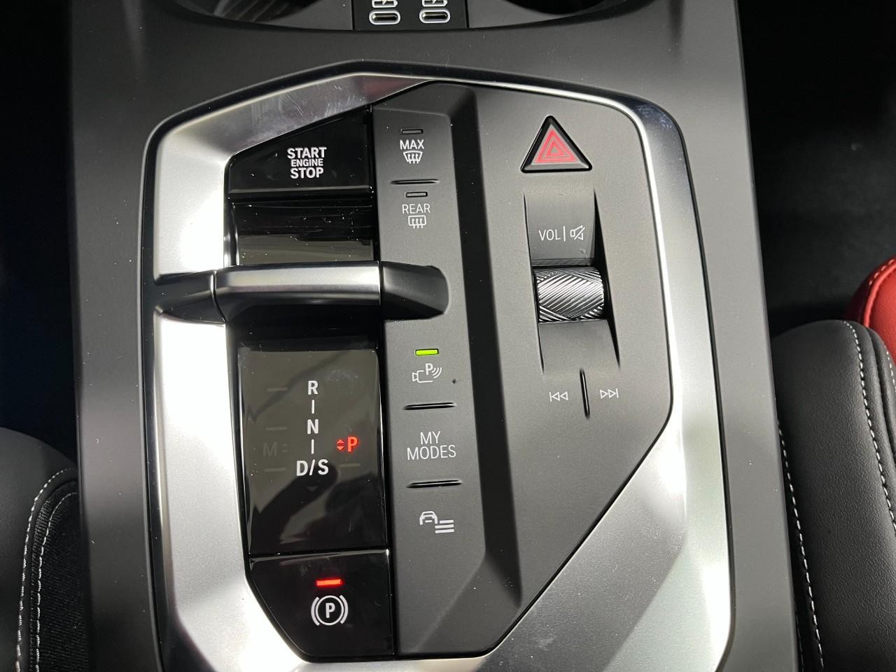 BMW 2 Series Vehicle Full-screen Gallery Image 28