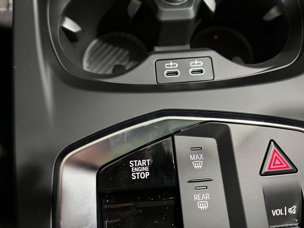 BMW 2 Series Vehicle Full-screen Gallery Image 29