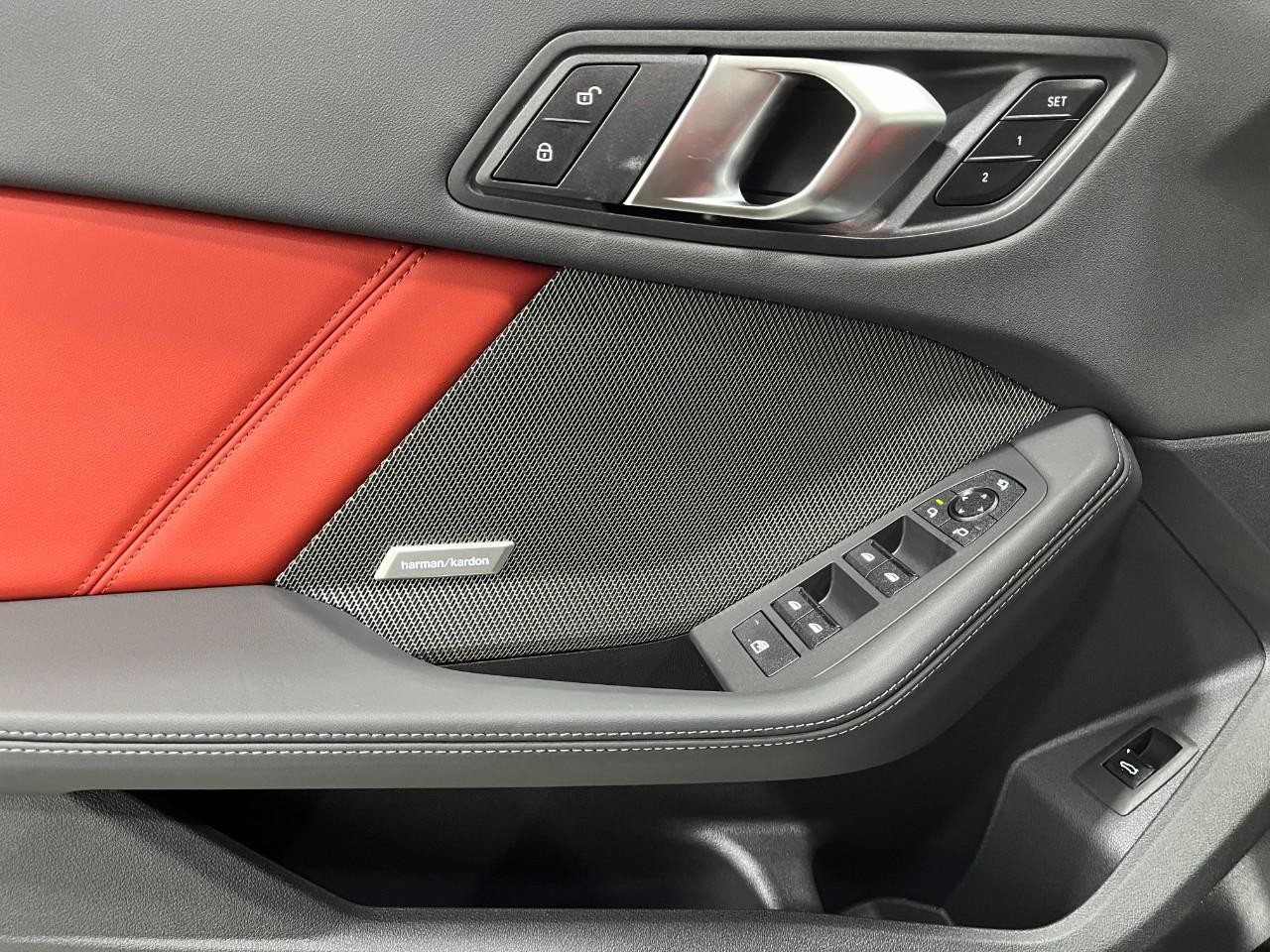 BMW 2 Series Vehicle Full-screen Gallery Image 30