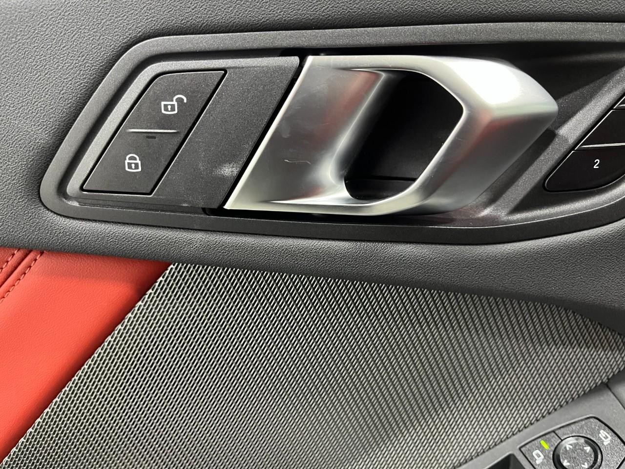 BMW 2 Series Vehicle Full-screen Gallery Image 31