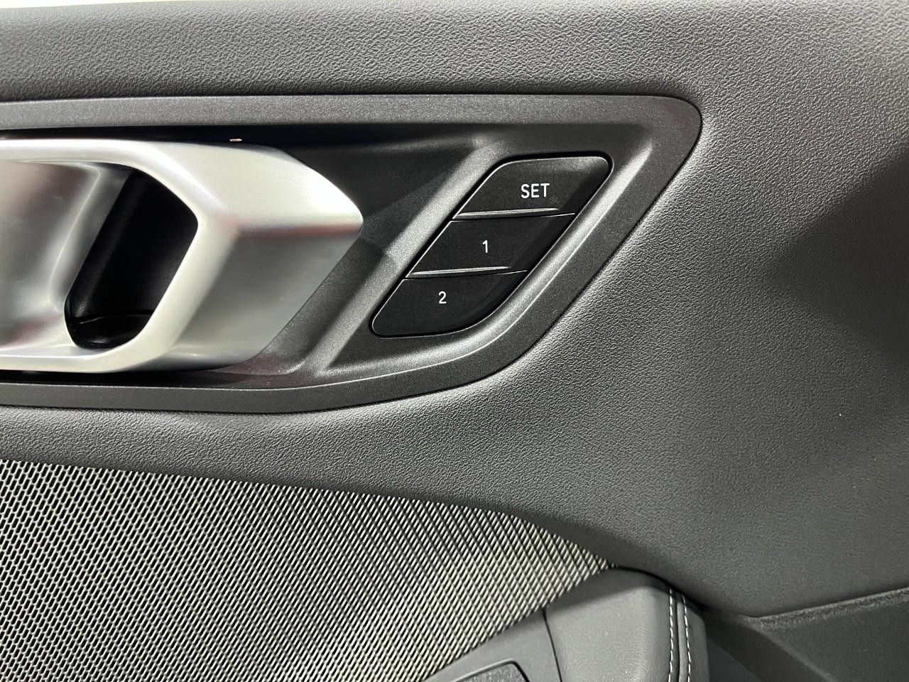 BMW 2 Series Vehicle Full-screen Gallery Image 32