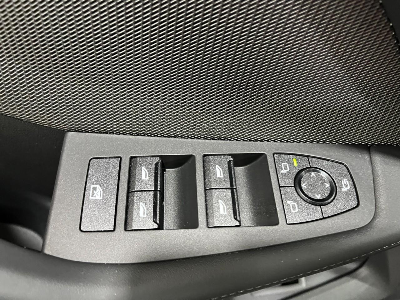 BMW 2 Series Vehicle Full-screen Gallery Image 34