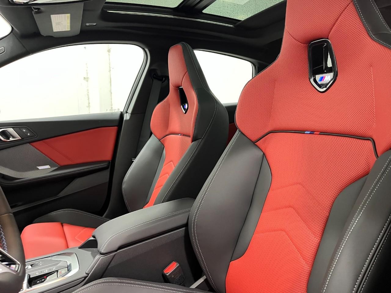 BMW 2 Series Vehicle Full-screen Gallery Image 35