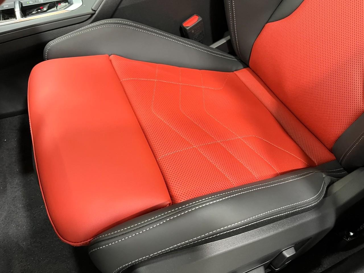 BMW 2 Series Vehicle Full-screen Gallery Image 36