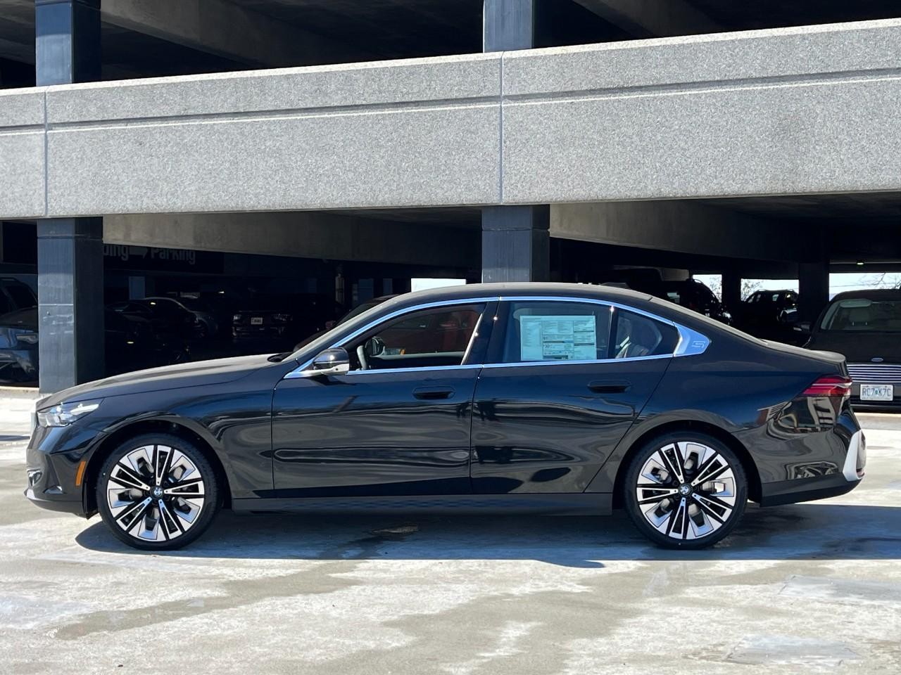 BMW 5 Series Vehicle Full-screen Gallery Image 2