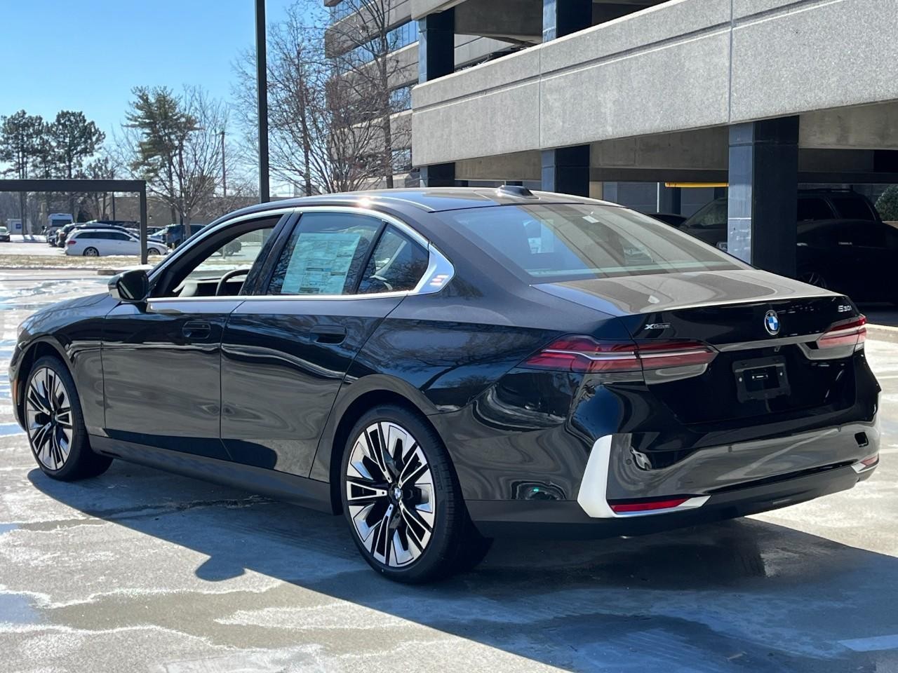 BMW 5 Series Vehicle Full-screen Gallery Image 3