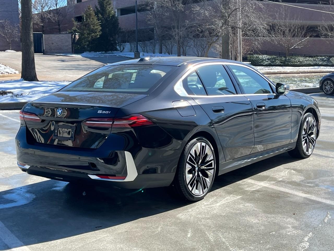 BMW 5 Series Vehicle Full-screen Gallery Image 4