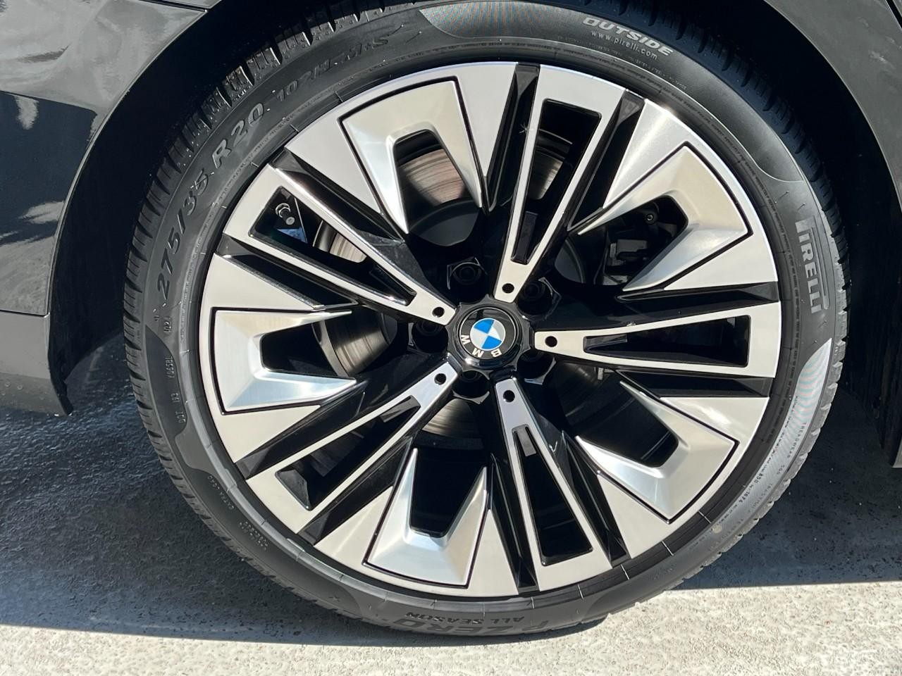 BMW 5 Series Vehicle Full-screen Gallery Image 5