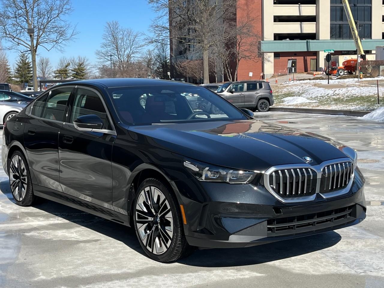 BMW 5 Series Vehicle Full-screen Gallery Image 6