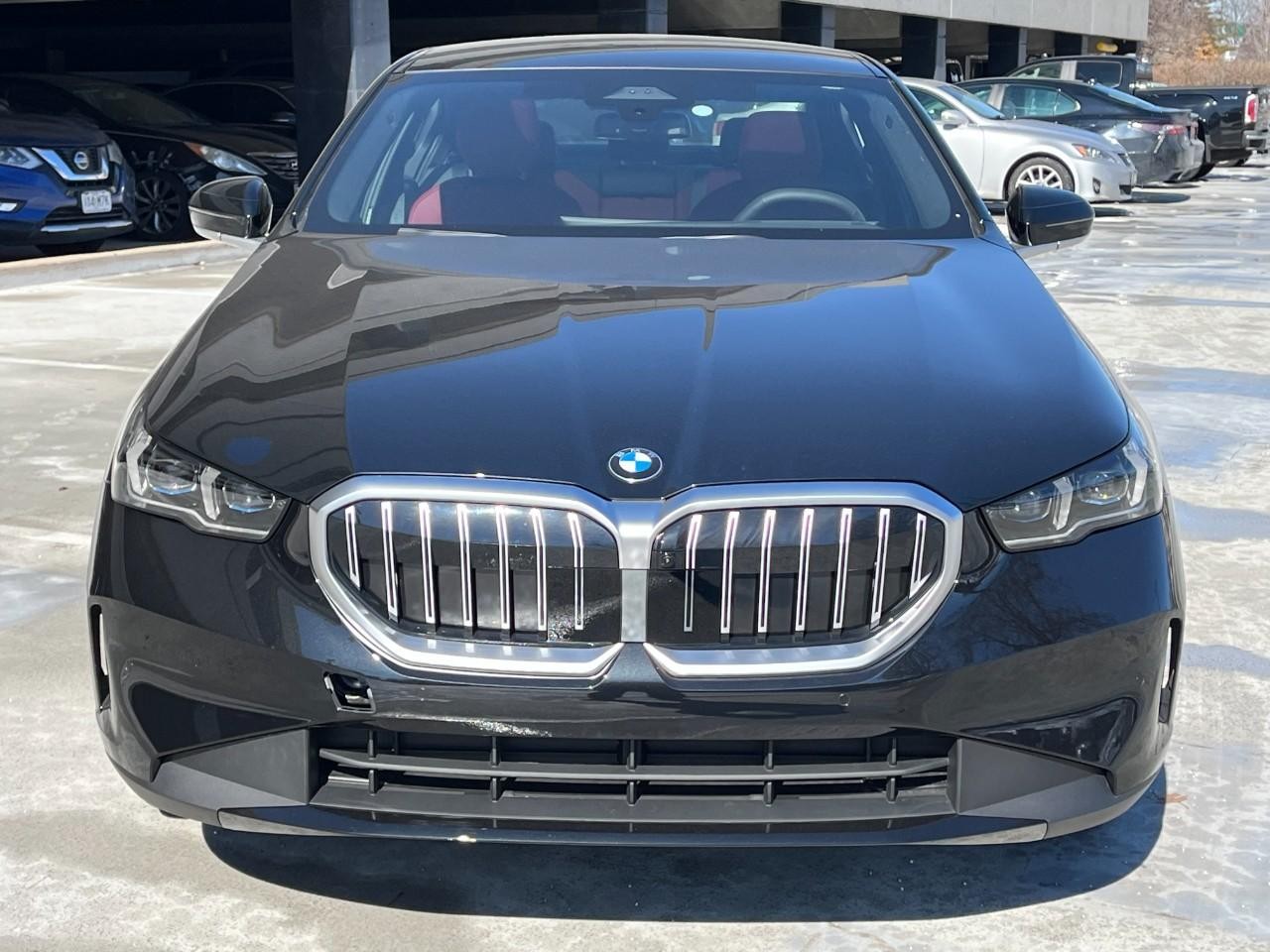 BMW 5 Series Vehicle Full-screen Gallery Image 7