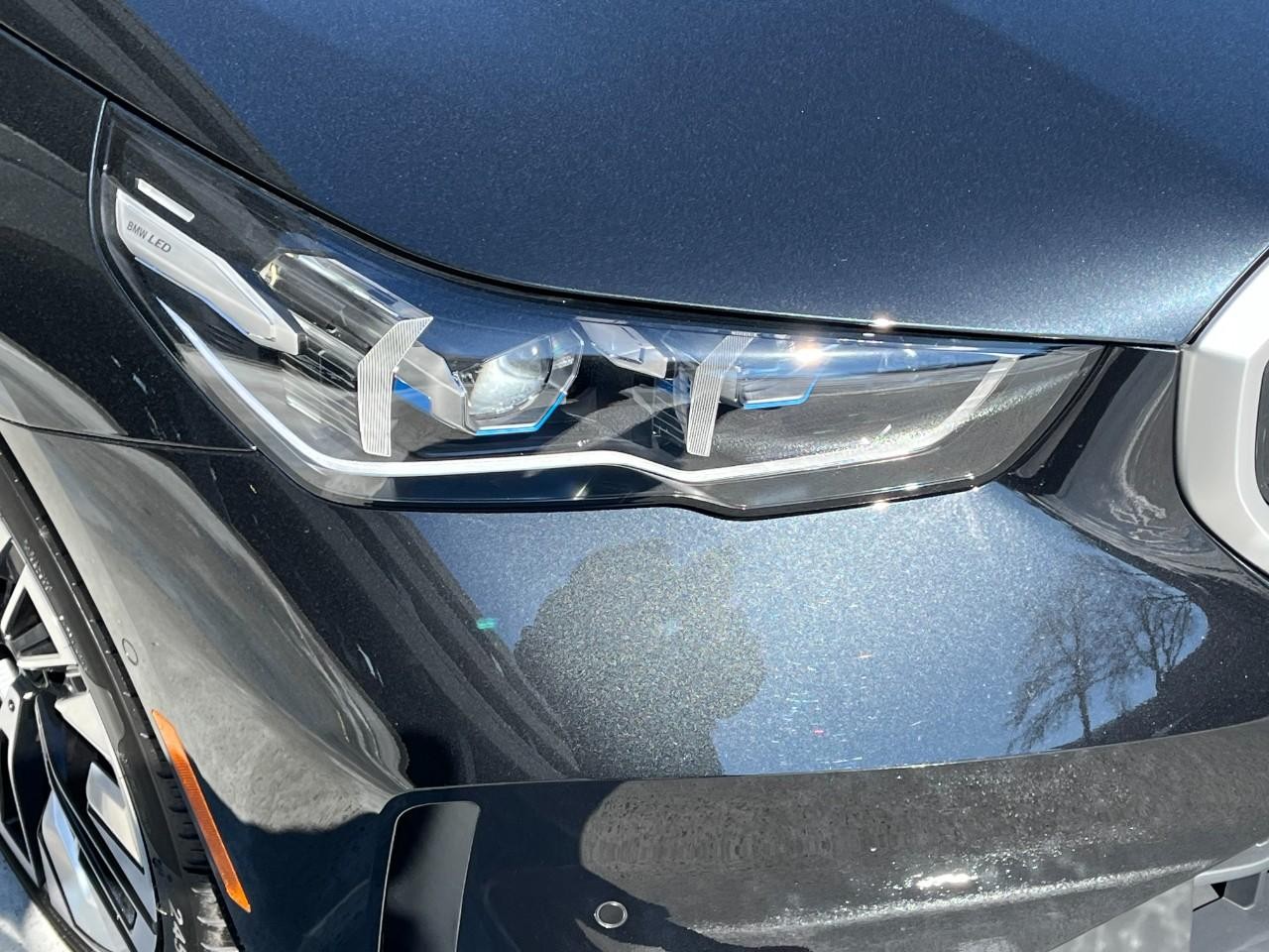 BMW 5 Series Vehicle Full-screen Gallery Image 8