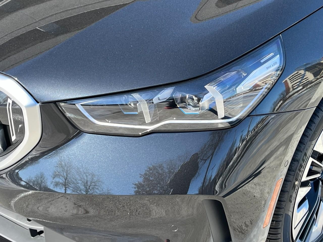 BMW 5 Series Vehicle Full-screen Gallery Image 9