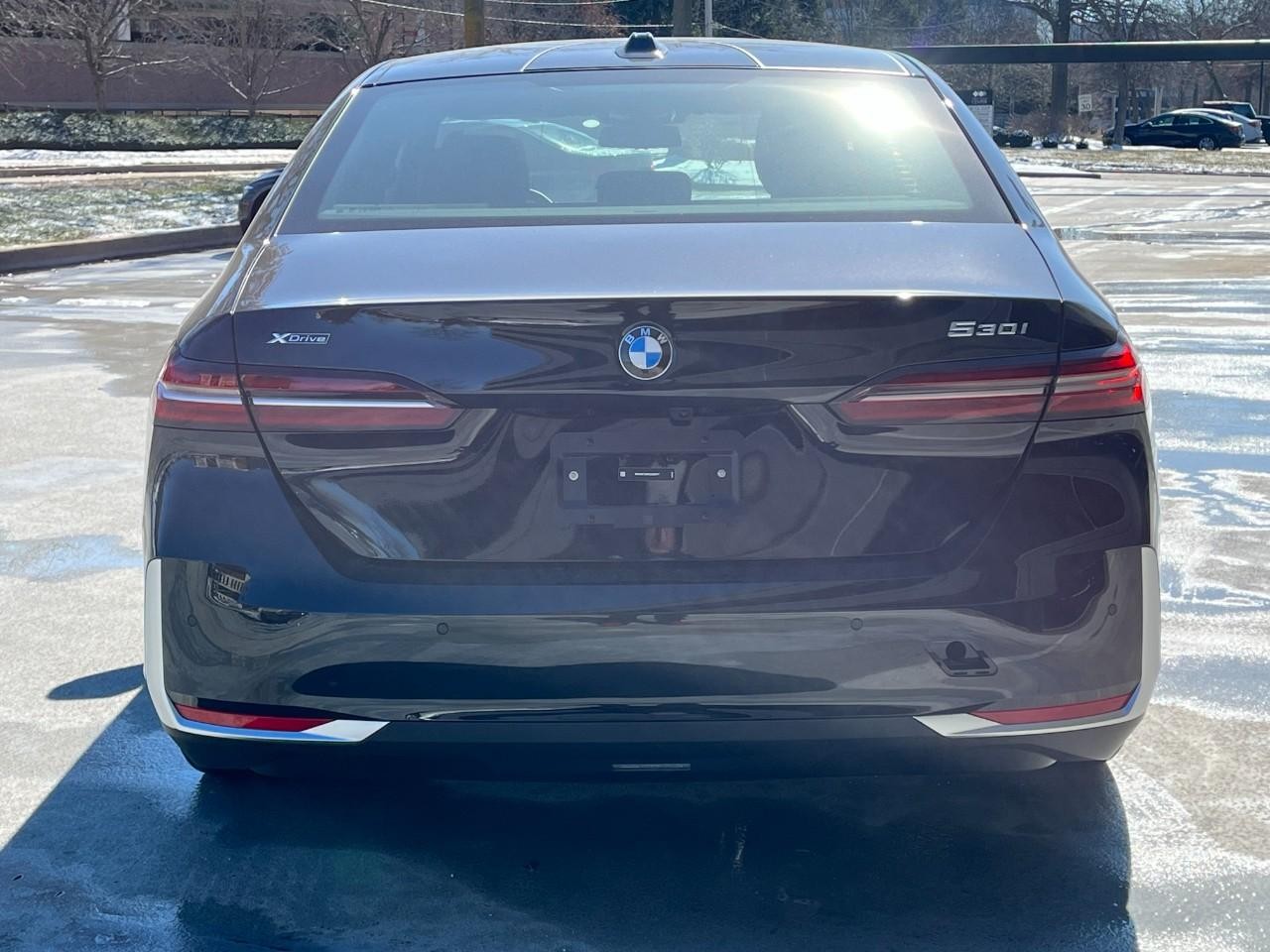 BMW 5 Series Vehicle Full-screen Gallery Image 10