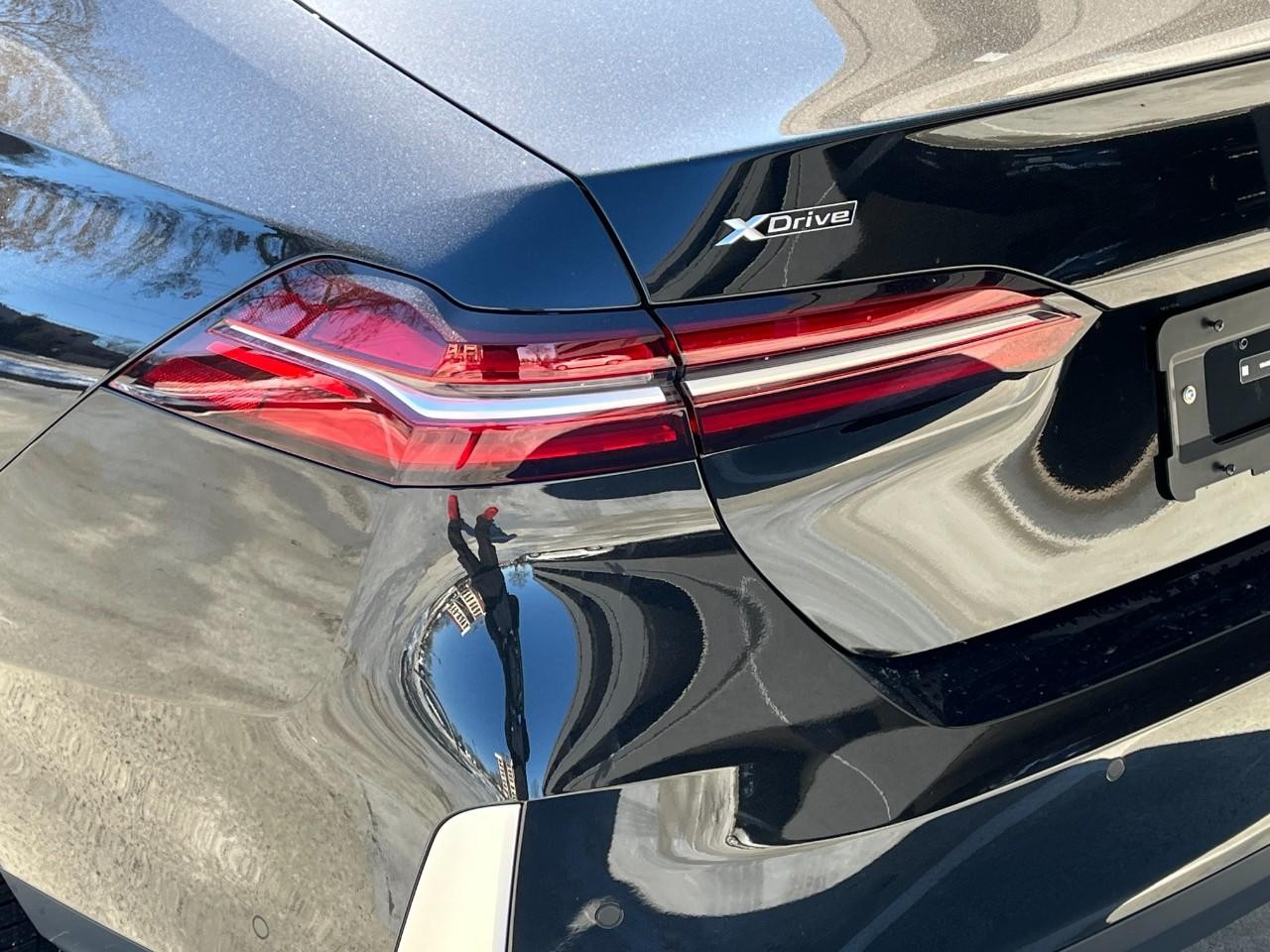 BMW 5 Series Vehicle Full-screen Gallery Image 11