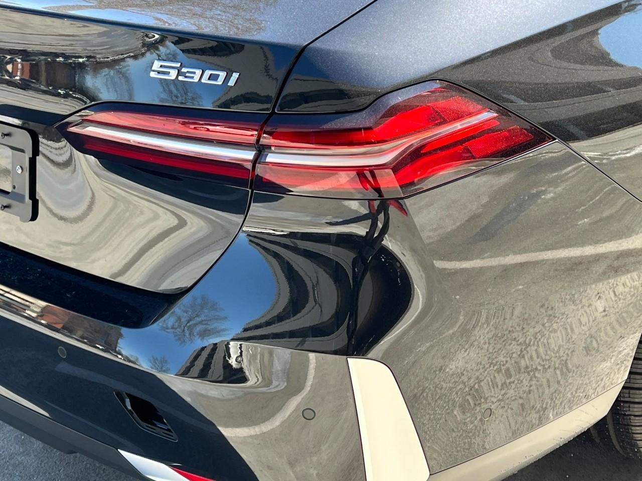 BMW 5 Series Vehicle Full-screen Gallery Image 12