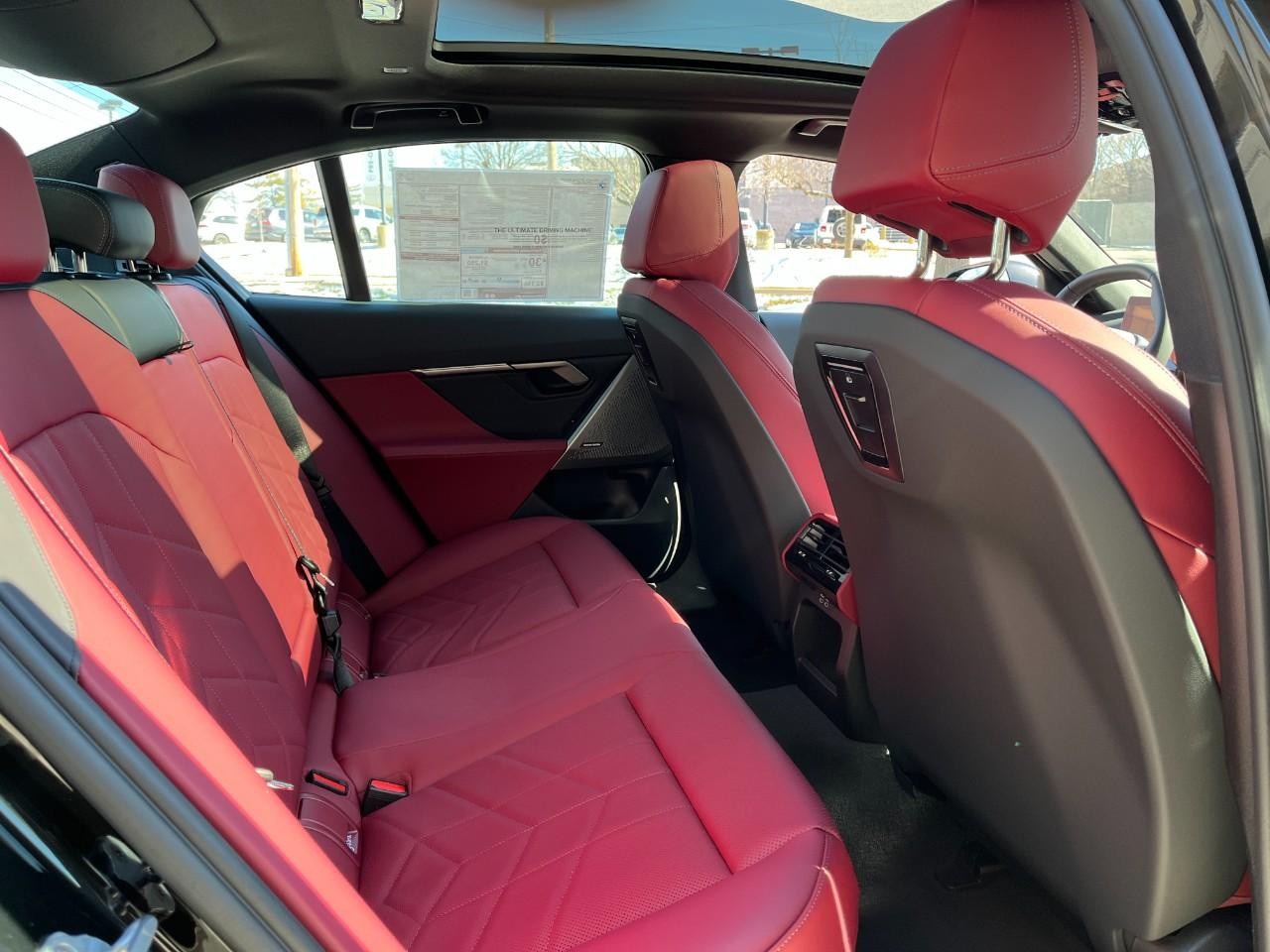 BMW 5 Series Vehicle Full-screen Gallery Image 13