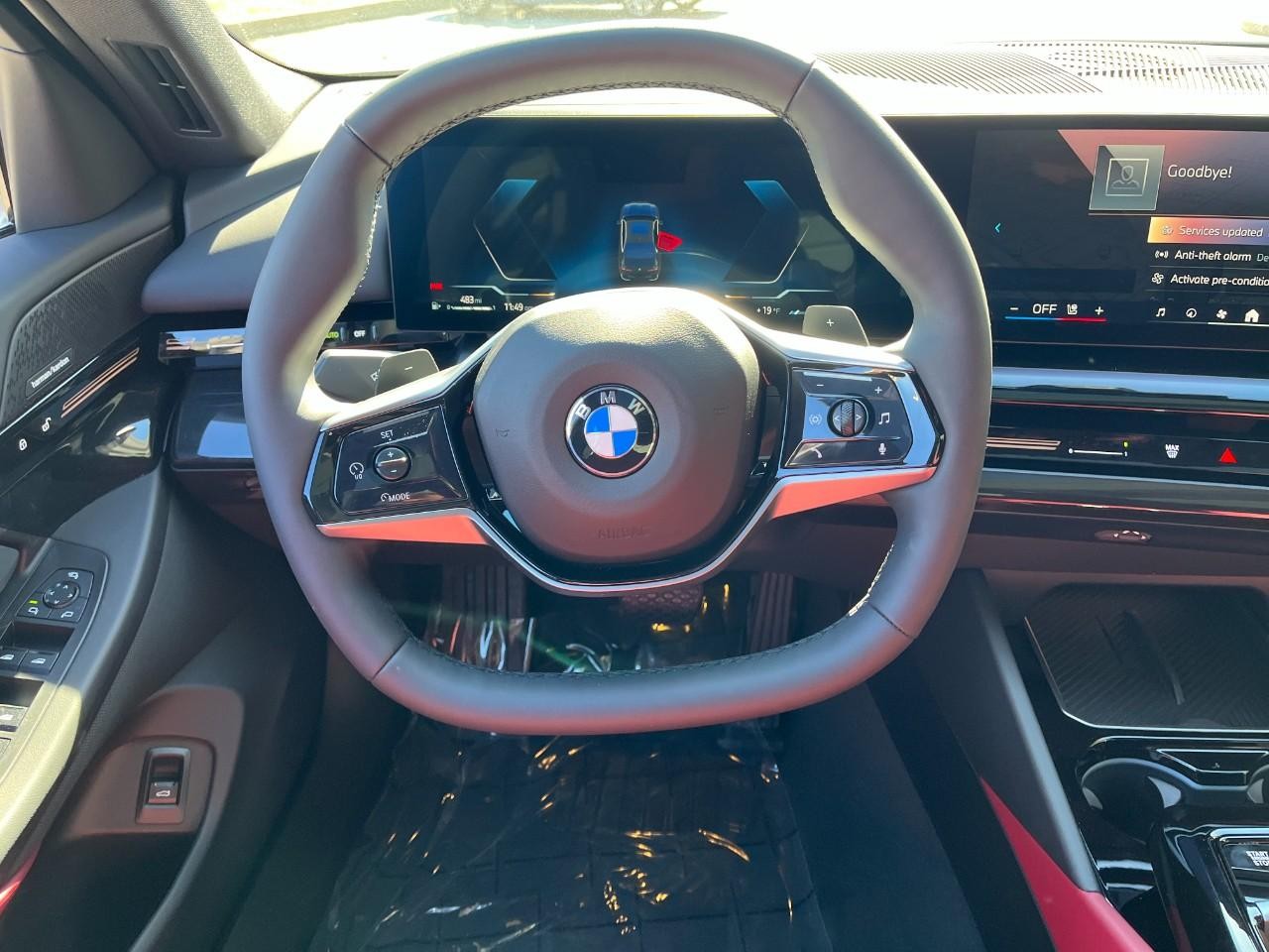 BMW 5 Series Vehicle Full-screen Gallery Image 15