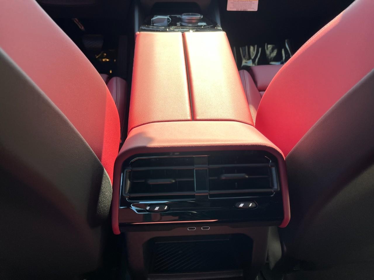 BMW 5 Series Vehicle Full-screen Gallery Image 18