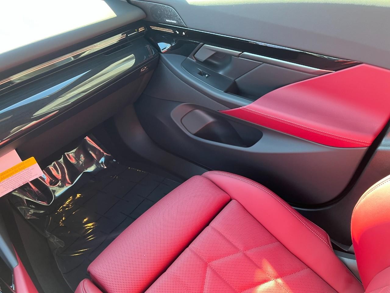 BMW 5 Series Vehicle Full-screen Gallery Image 19