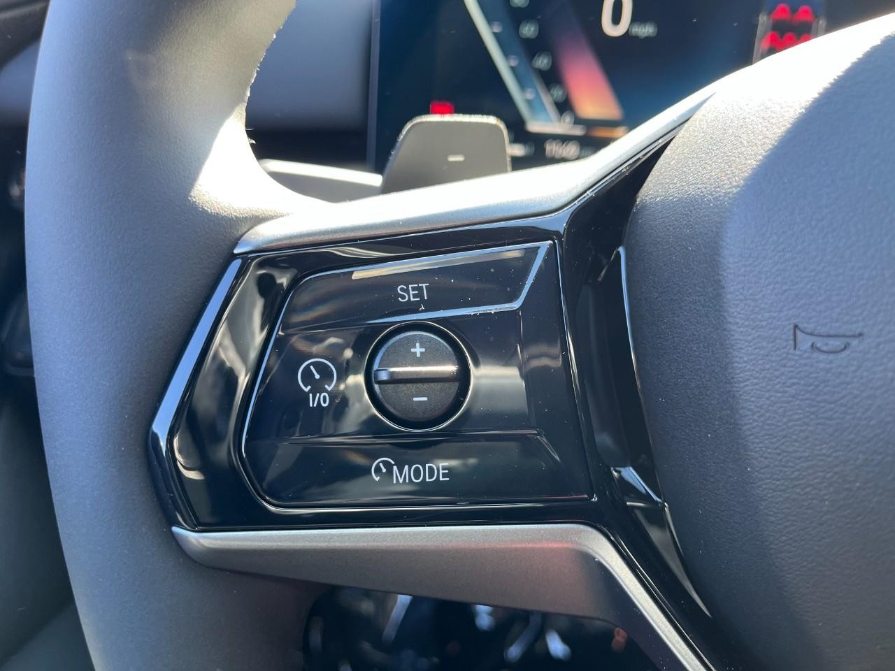 BMW 5 Series Vehicle Full-screen Gallery Image 21