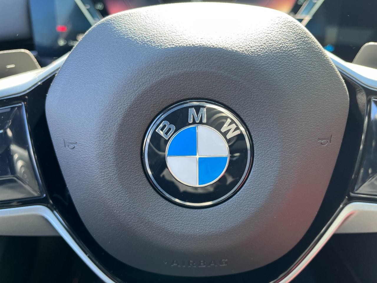 BMW 5 Series Vehicle Full-screen Gallery Image 22