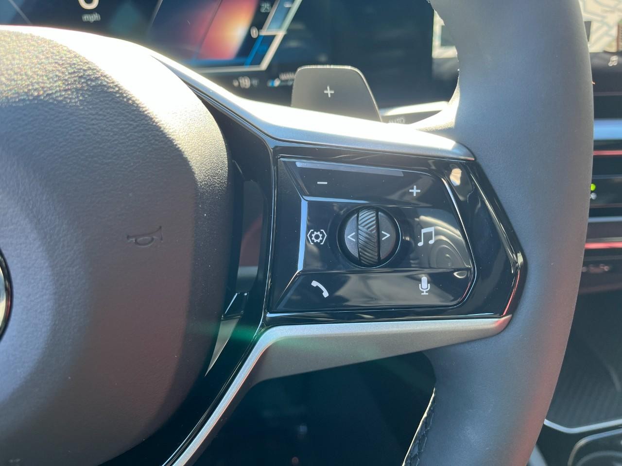 BMW 5 Series Vehicle Full-screen Gallery Image 23