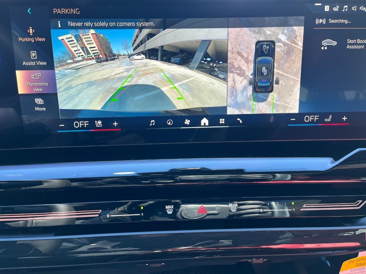 BMW 5 Series Vehicle Full-screen Gallery Image 26