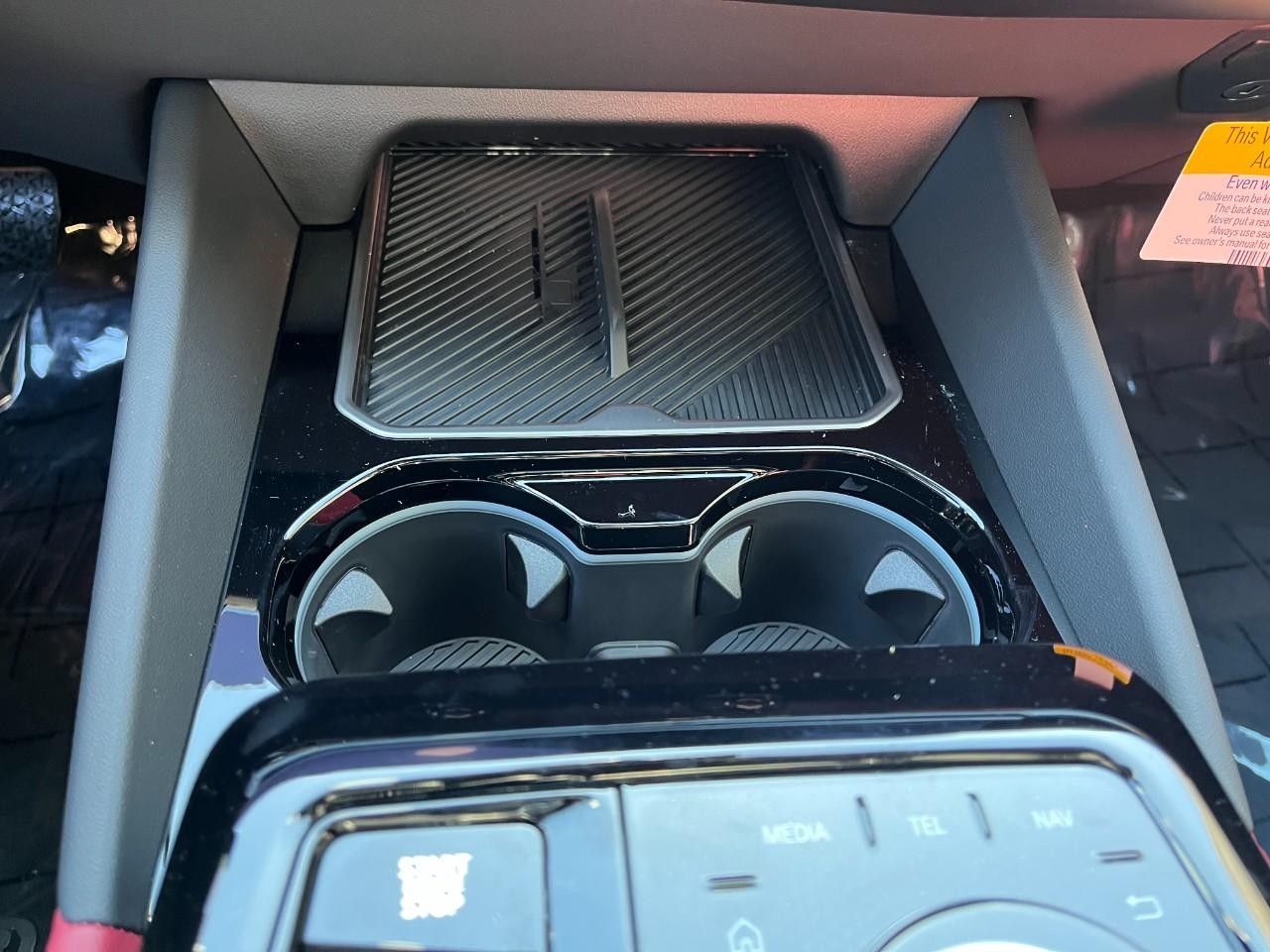 BMW 5 Series Vehicle Full-screen Gallery Image 27