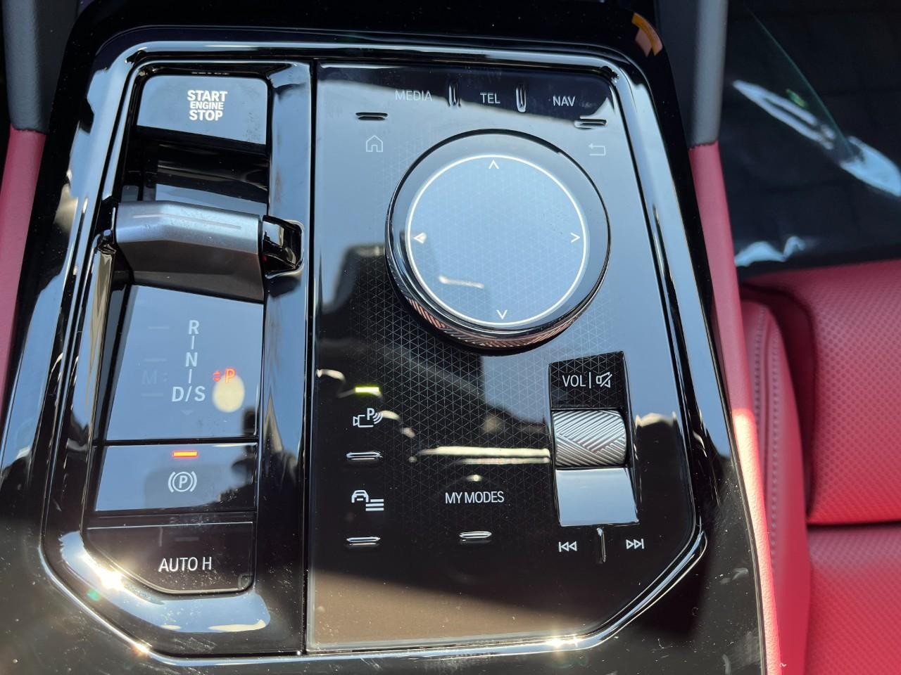 BMW 5 Series Vehicle Full-screen Gallery Image 28