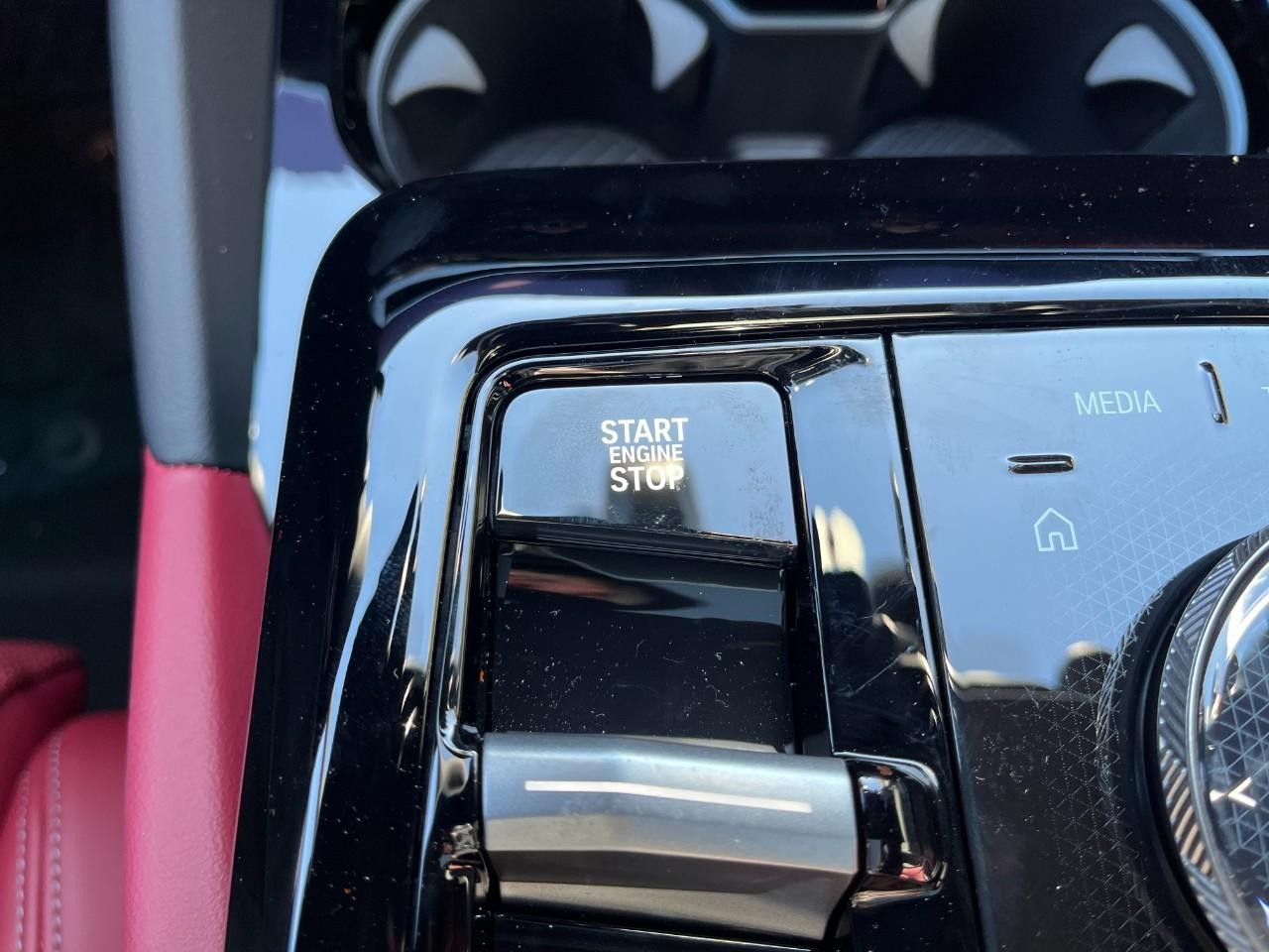 BMW 5 Series Vehicle Full-screen Gallery Image 29