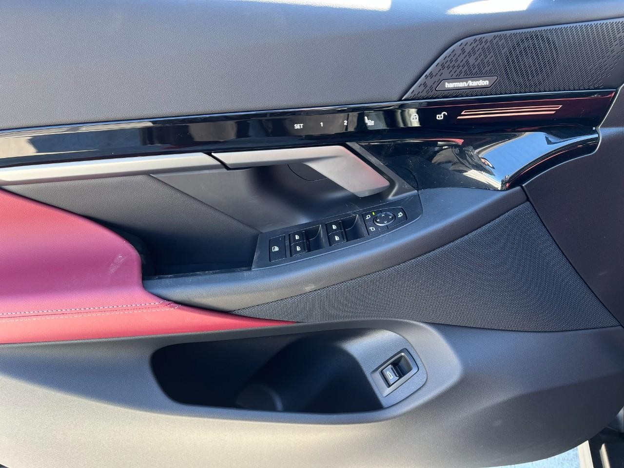 BMW 5 Series Vehicle Full-screen Gallery Image 30