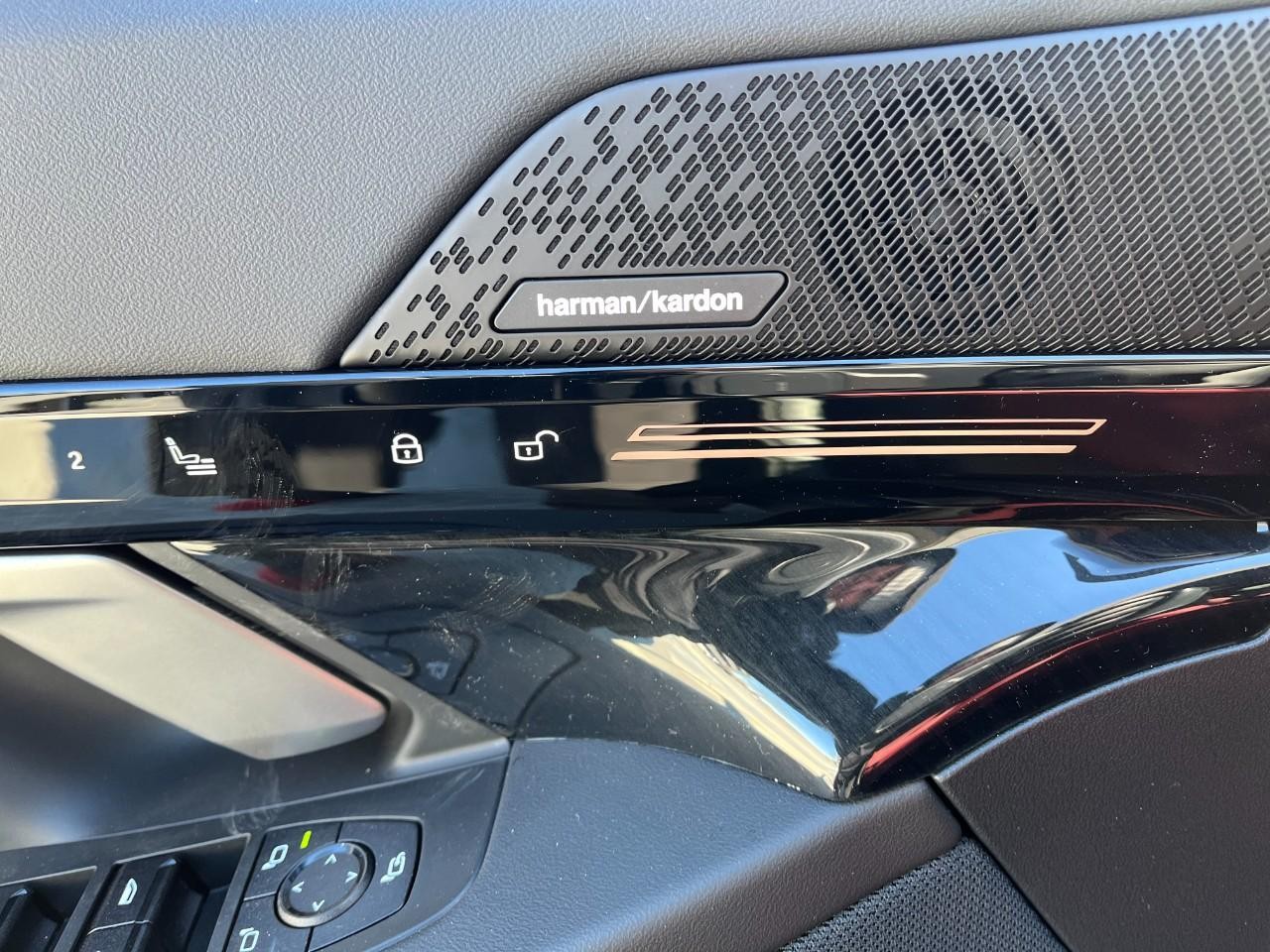 BMW 5 Series Vehicle Full-screen Gallery Image 31