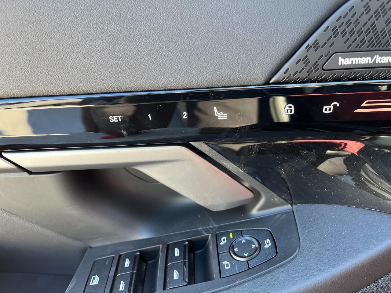 BMW 5 Series Vehicle Full-screen Gallery Image 32