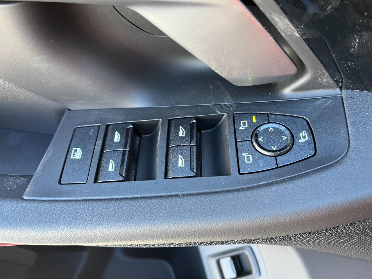 BMW 5 Series Vehicle Full-screen Gallery Image 33