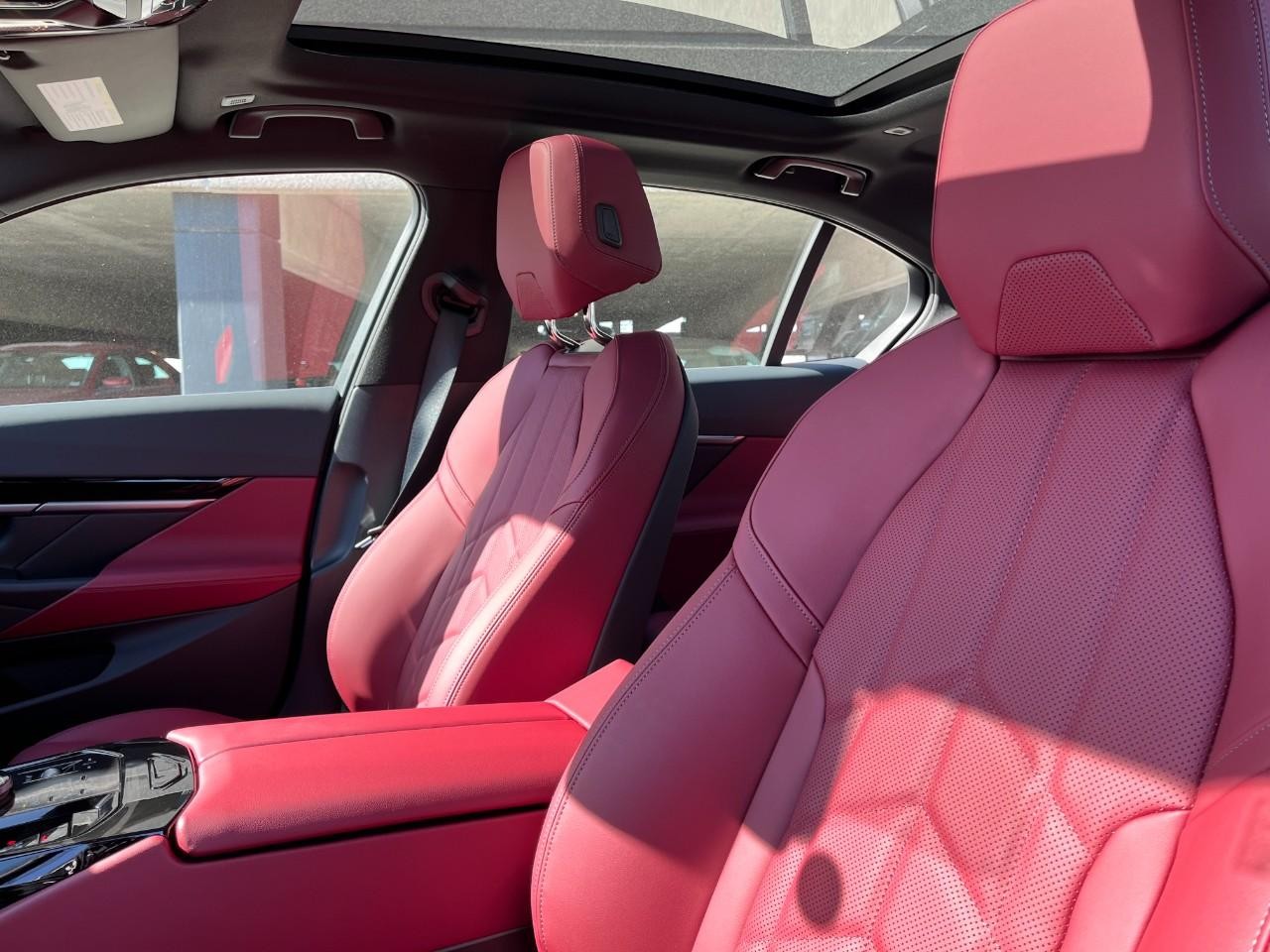 BMW 5 Series Vehicle Full-screen Gallery Image 34