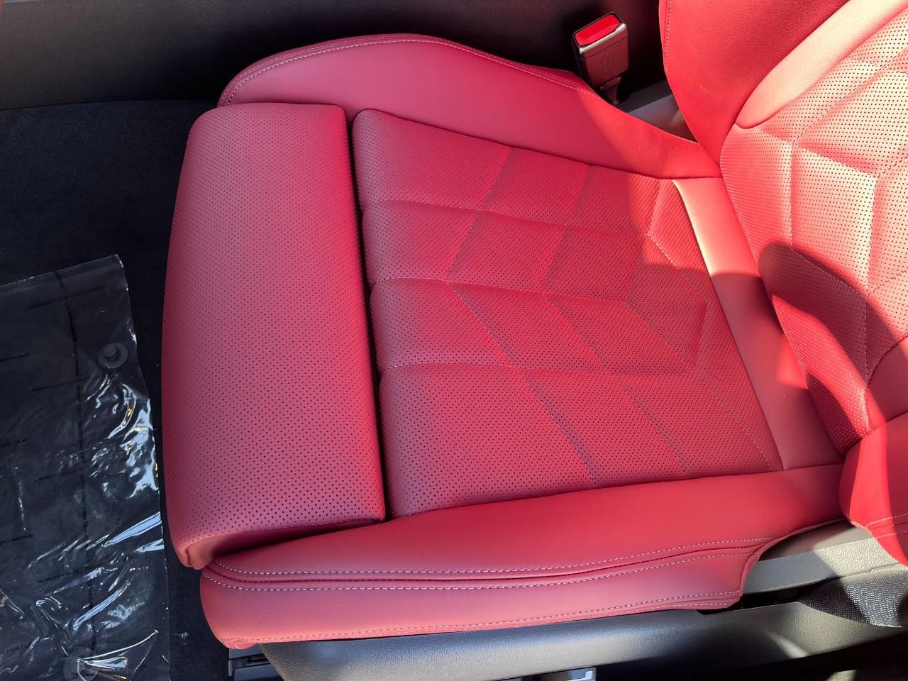 BMW 5 Series Vehicle Full-screen Gallery Image 35