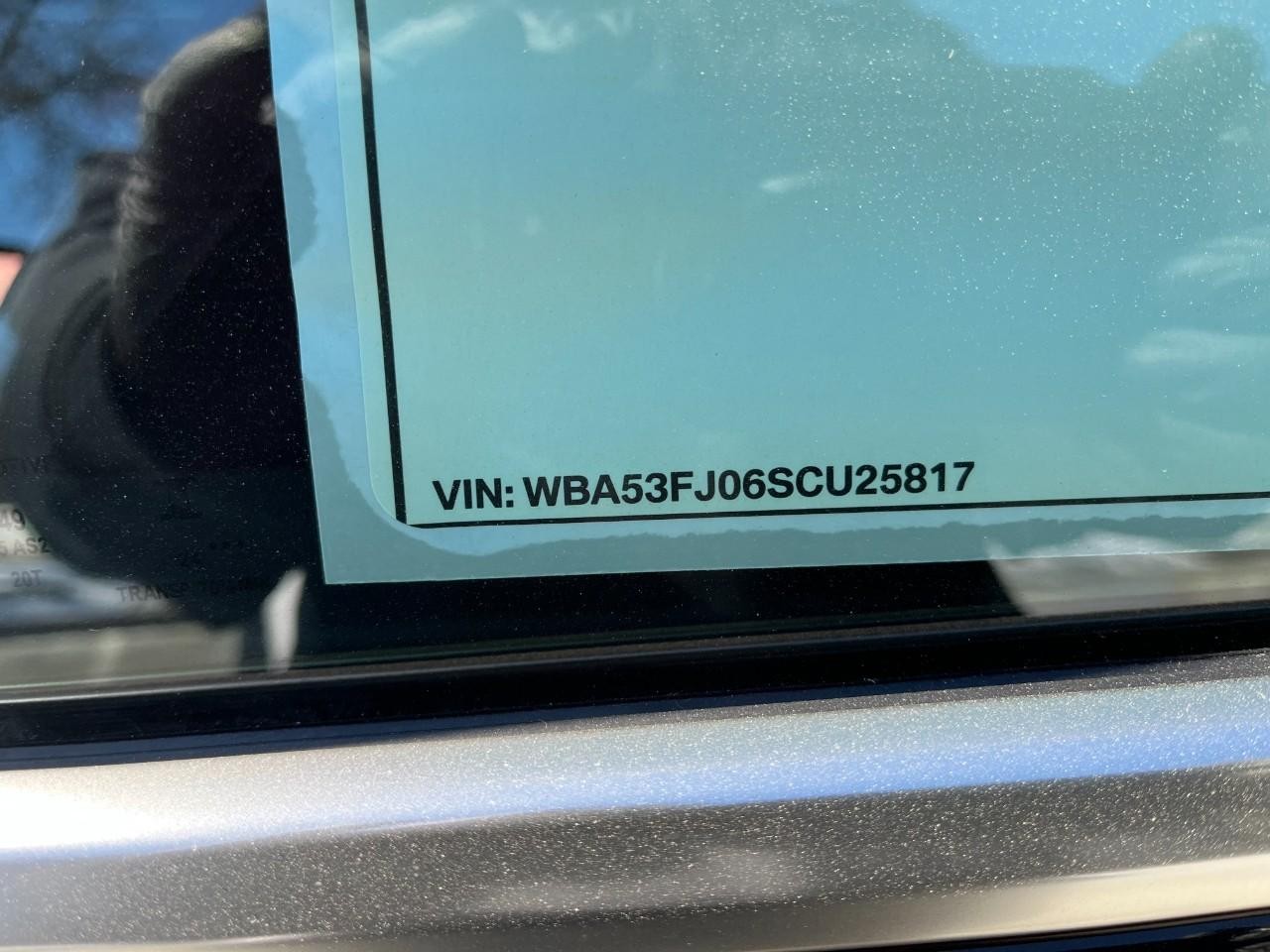 BMW 5 Series Vehicle Full-screen Gallery Image 36