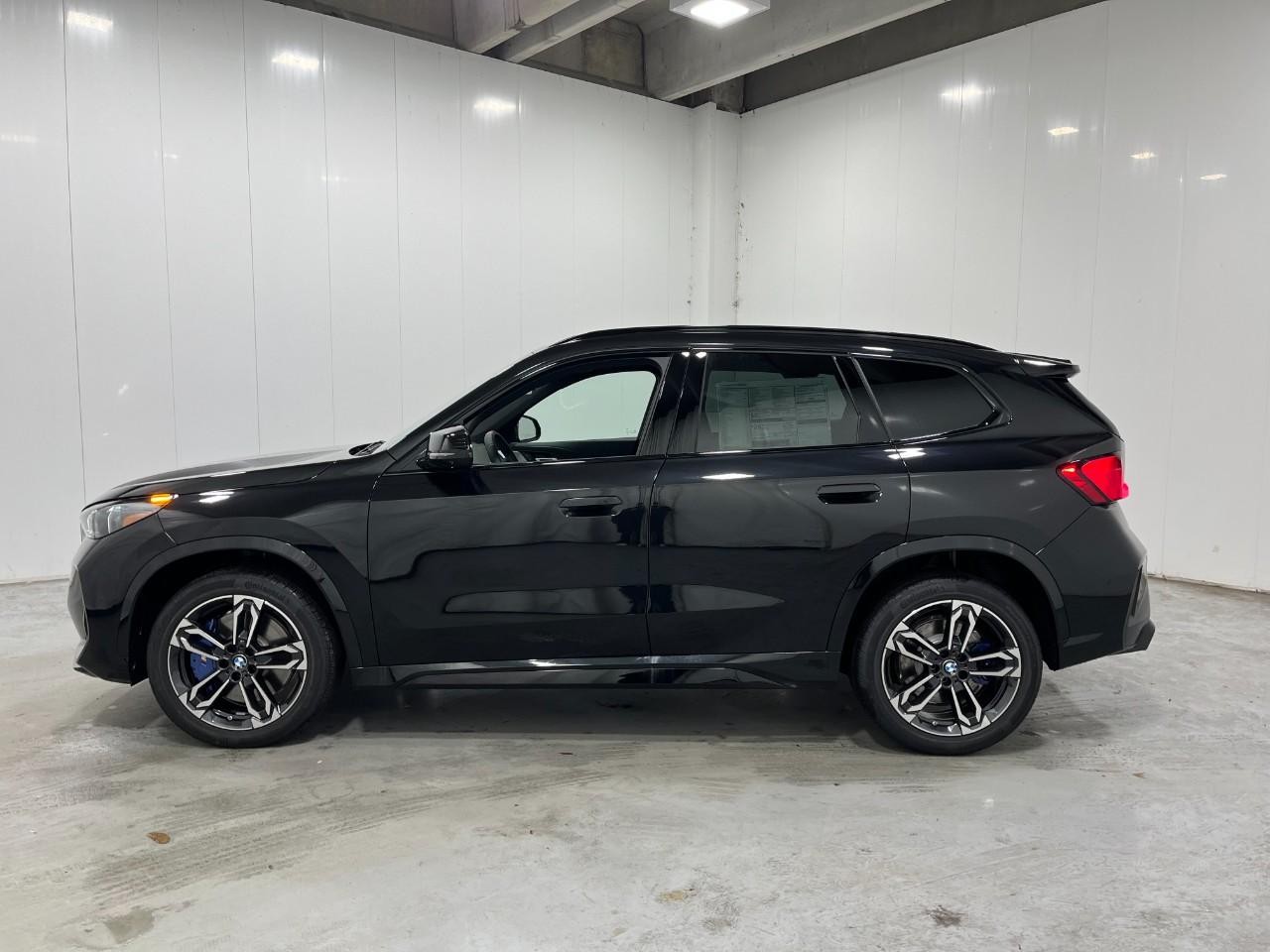 BMW X1 Vehicle Full-screen Gallery Image 2
