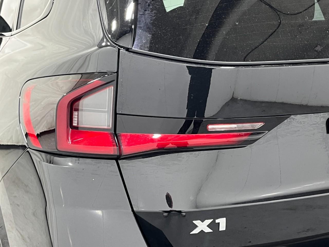 BMW X1 Vehicle Full-screen Gallery Image 12