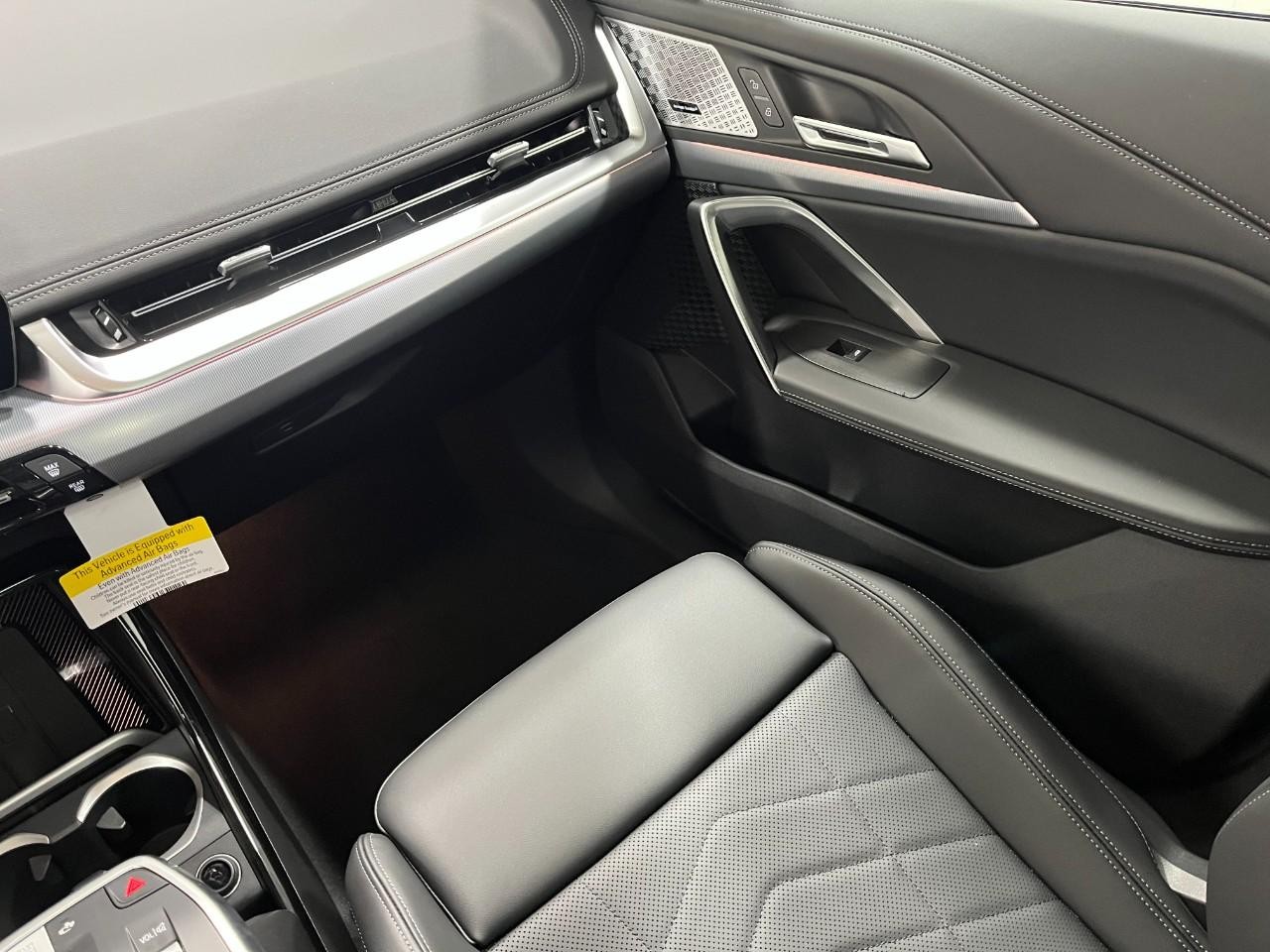 BMW X1 Vehicle Full-screen Gallery Image 19