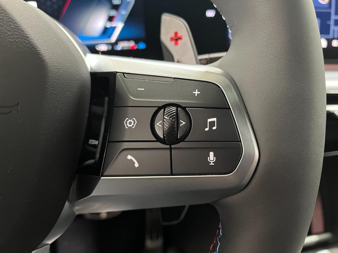 BMW X1 Vehicle Full-screen Gallery Image 23