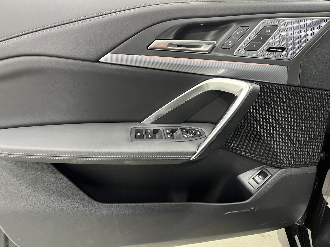 BMW X1 Vehicle Full-screen Gallery Image 30