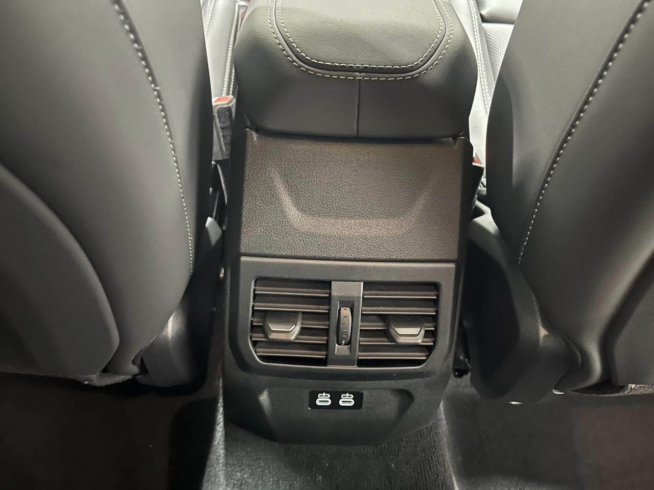 BMW 2 Series Vehicle Full-screen Gallery Image 18