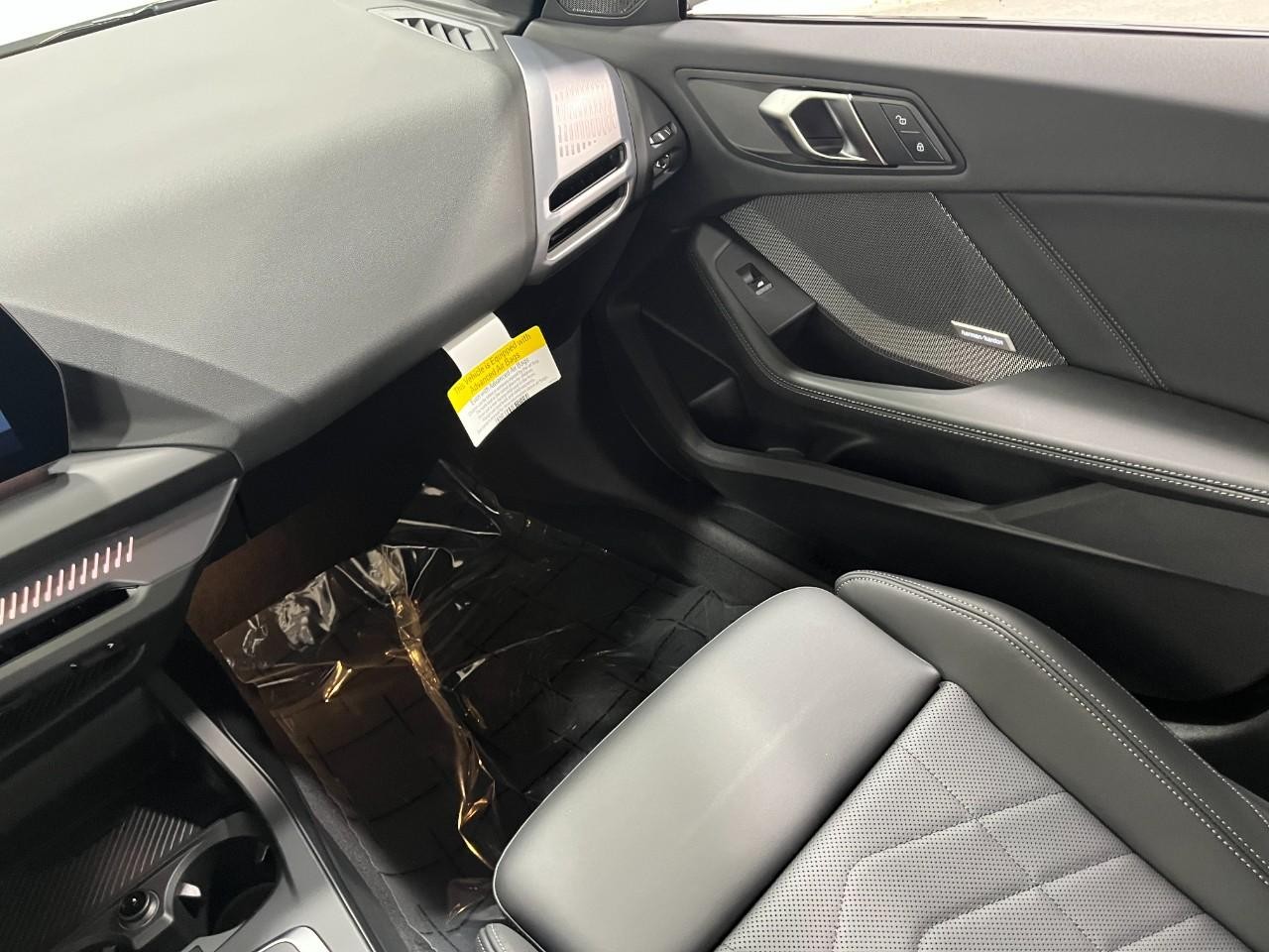 BMW 2 Series Vehicle Full-screen Gallery Image 19