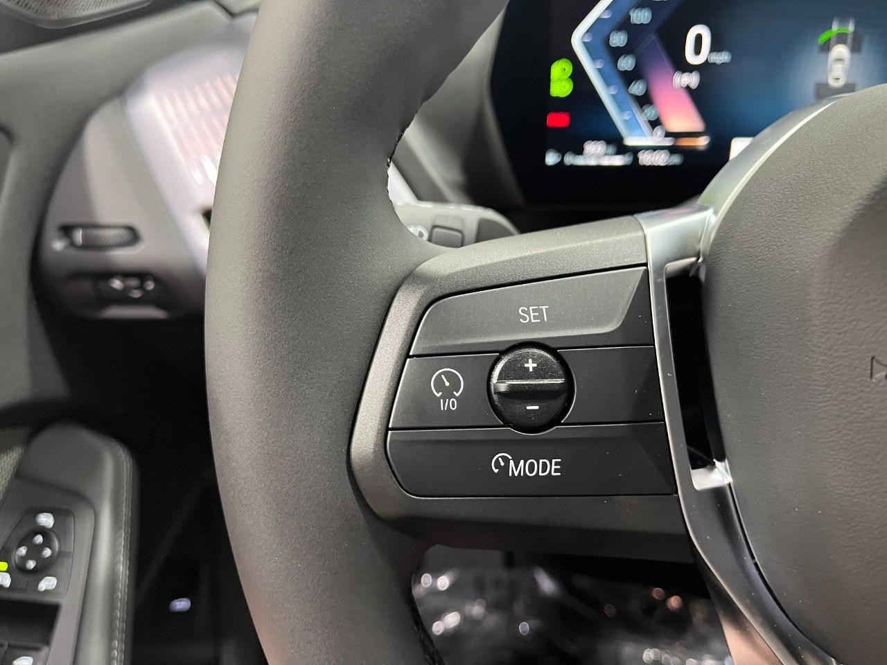 BMW 2 Series Vehicle Full-screen Gallery Image 21