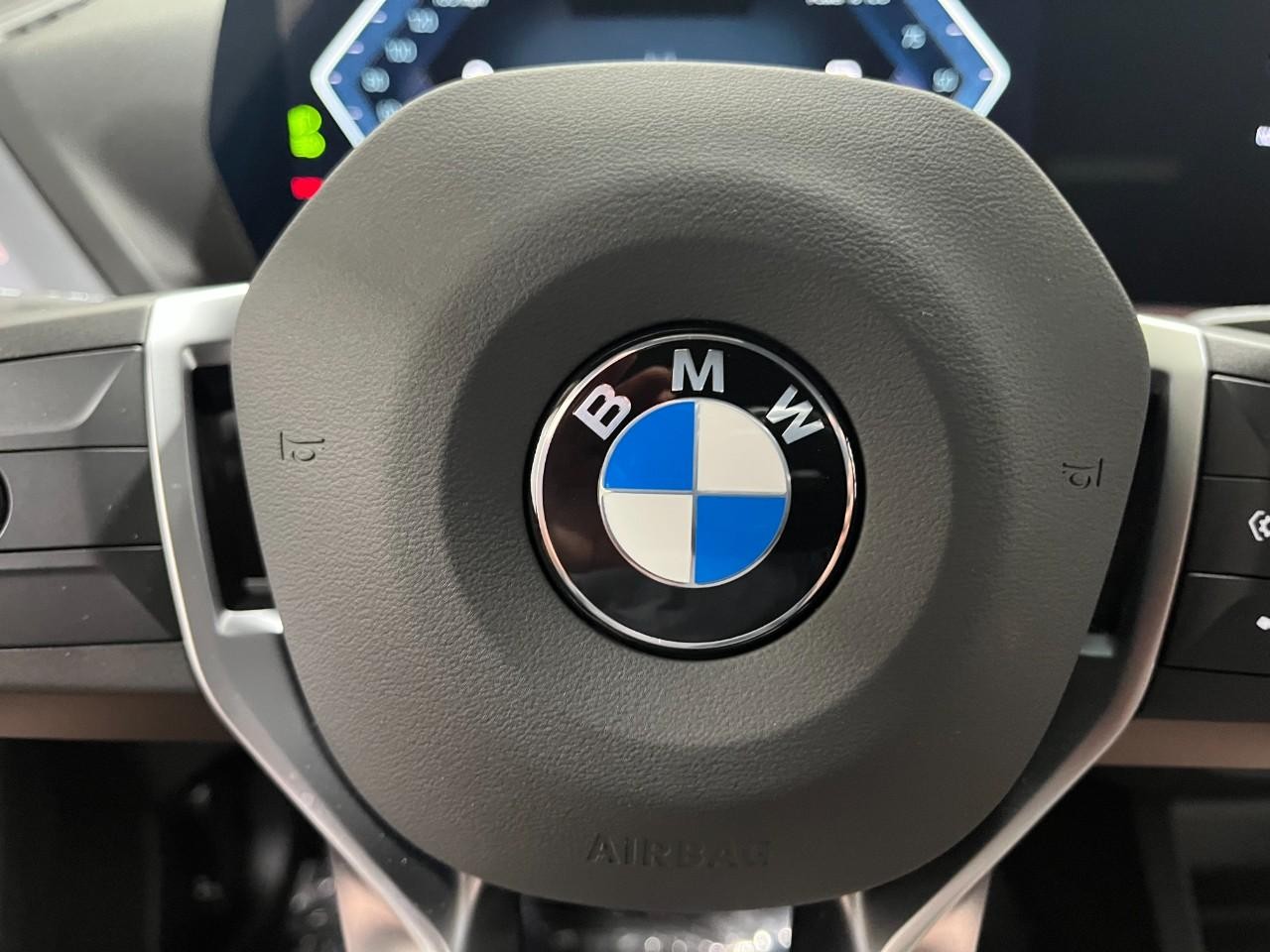 BMW 2 Series Vehicle Full-screen Gallery Image 22