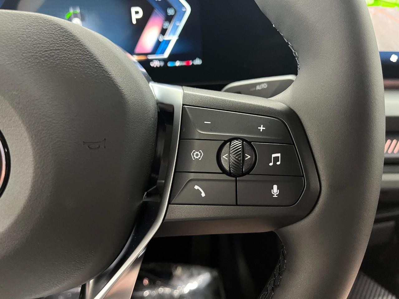 BMW 2 Series Vehicle Full-screen Gallery Image 23