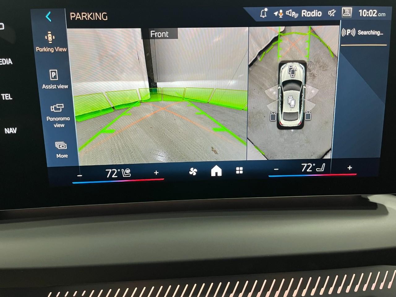 BMW 2 Series Vehicle Full-screen Gallery Image 25